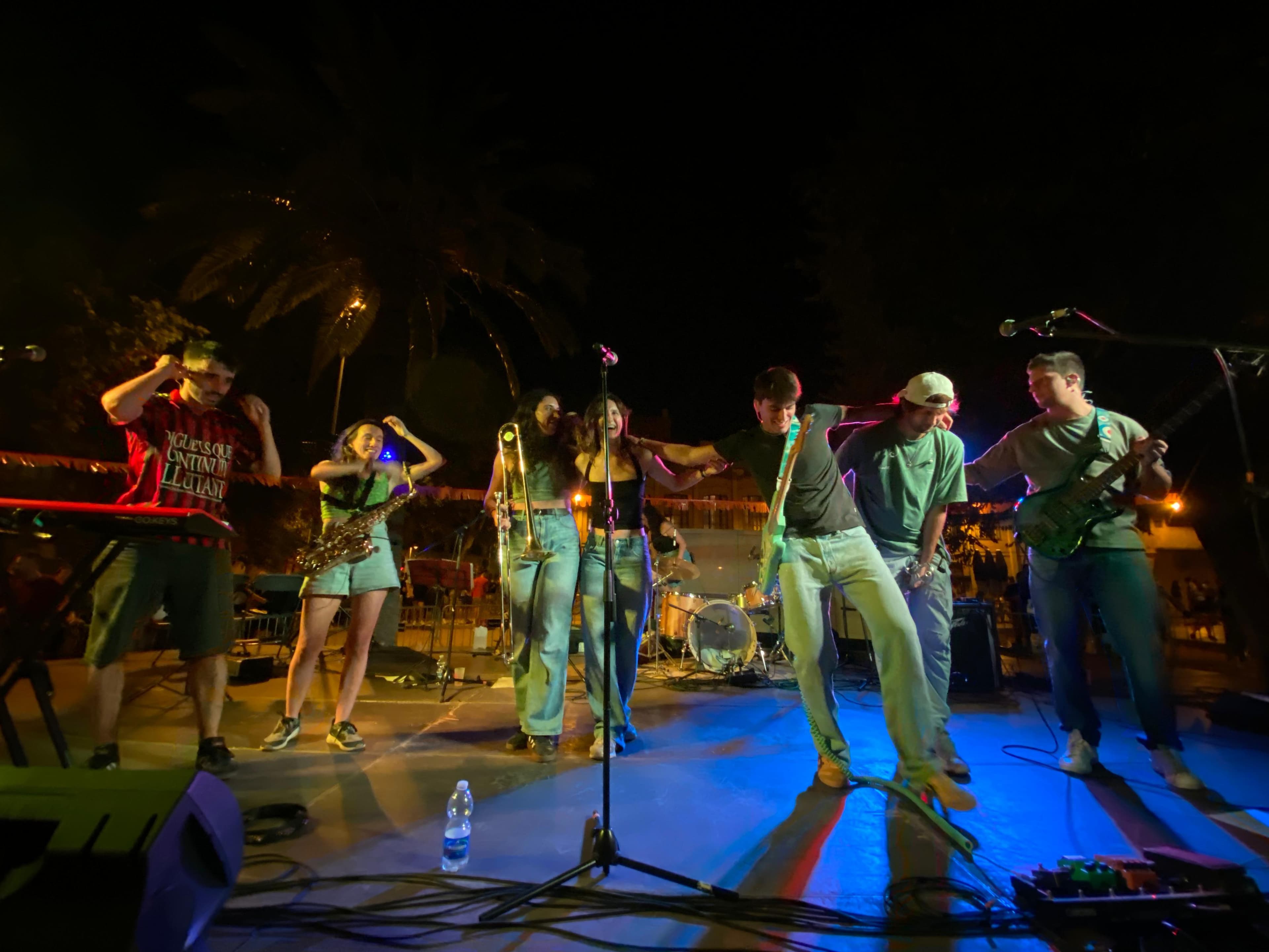 Nibrot tocant en directe en una festa major, tota la banda a l'escenari
